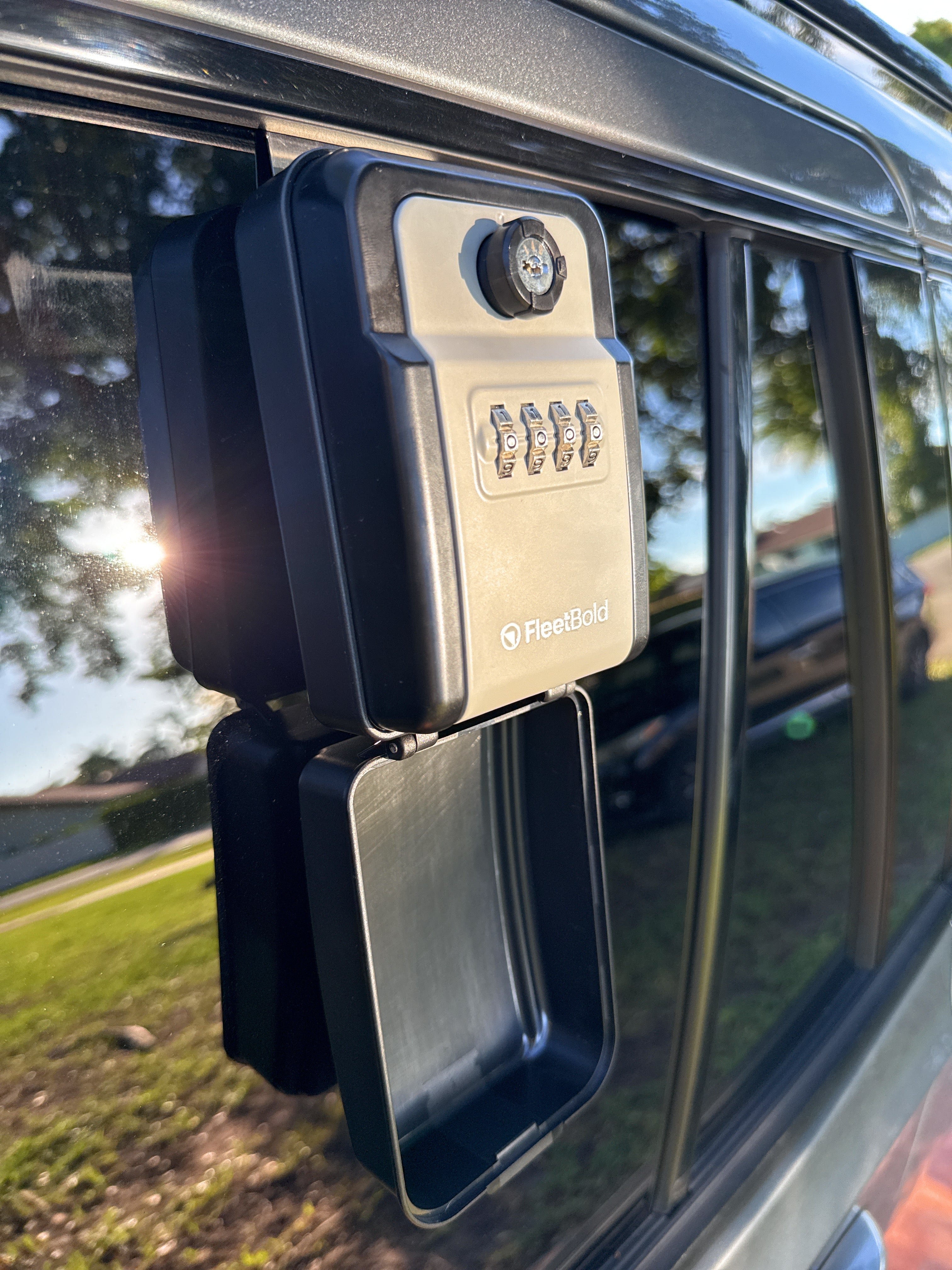 FleetBold Car Key Lockbox – 4-Digit Waterproof Window Mount for